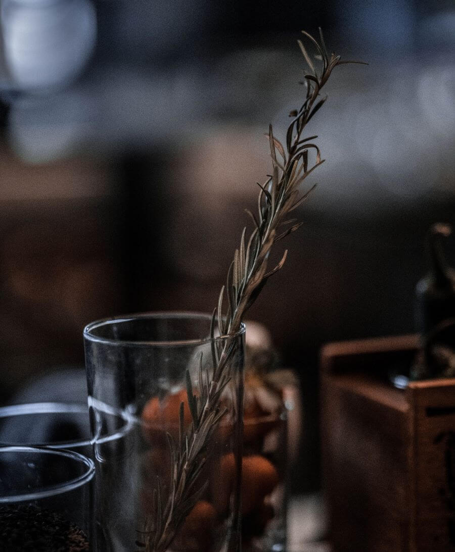 rosmarintee in der tasse